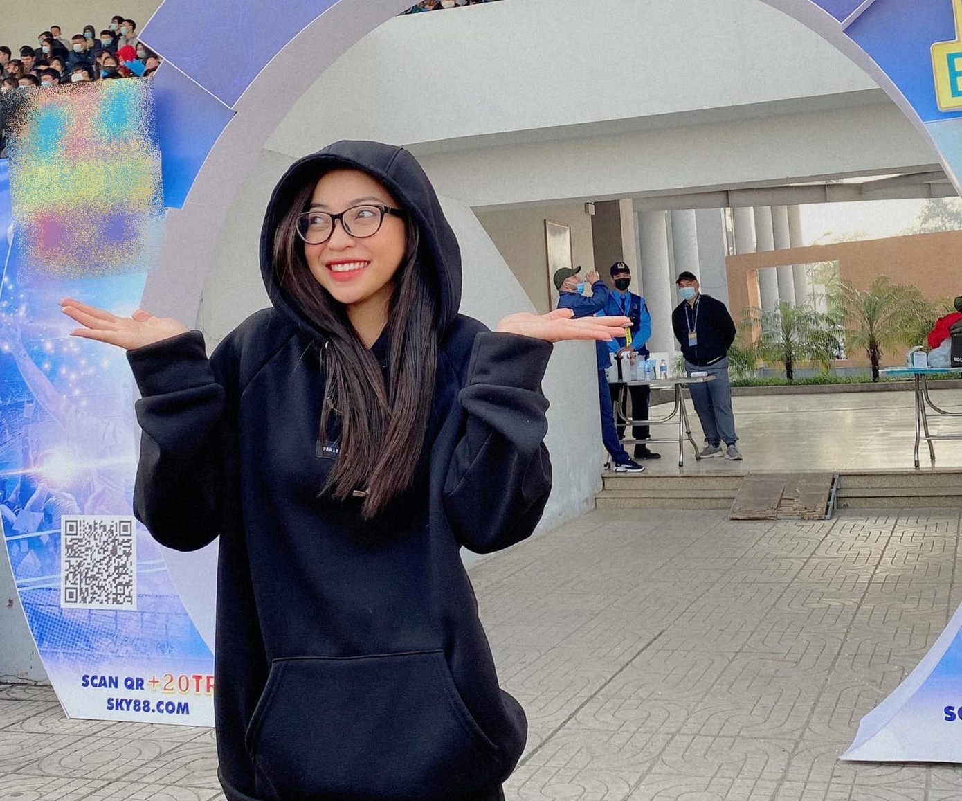 Bức ảnh hot nhất hôm nay: Nhật Lê rạng rỡ cầm biển “Hải quay xe”, không biết có ý gì đây? ảnh 2