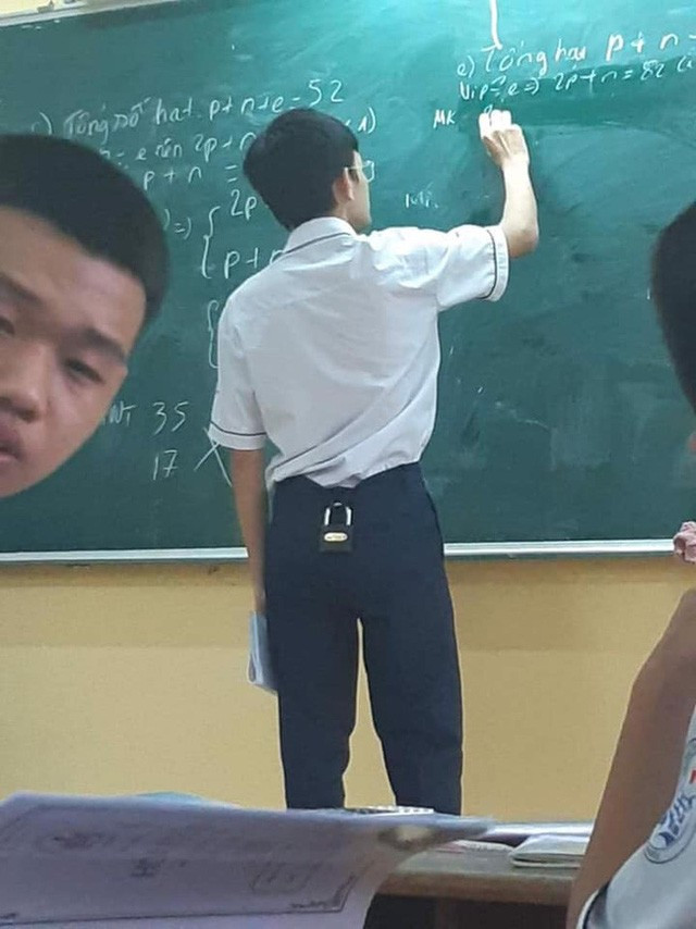 Nam sinh lên bảng làm bài, cả lớp ở phía dưới được trận cười vì “vật thể lạ” ở cạp quần ảnh 1