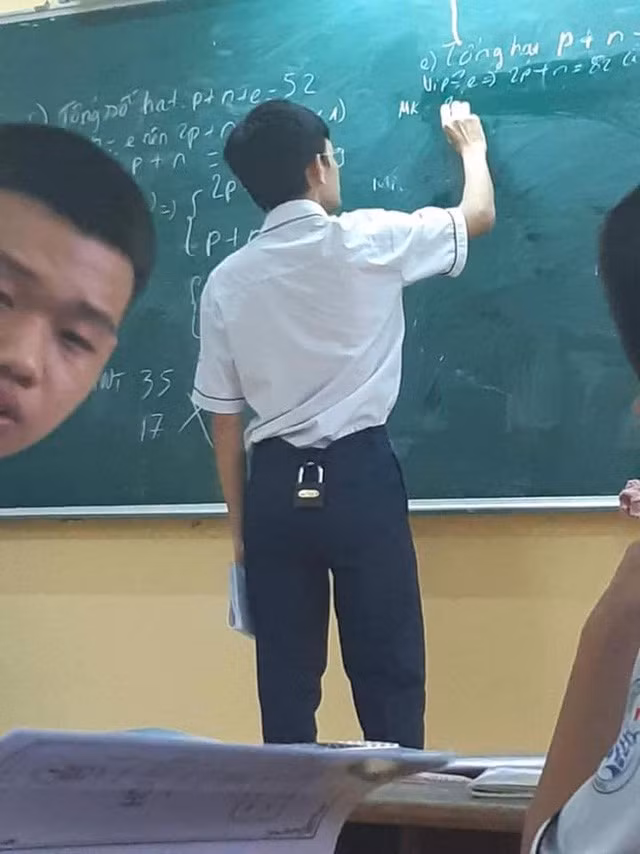 Nam sinh lên bảng làm bài, cả lớp ở phía dưới được trận cười vì “vật thể lạ” ở cạp quần ảnh 1