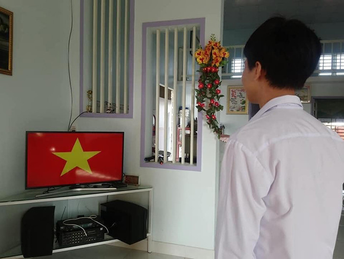 Học online ở nhà, teen Bình Phước vẫn đồng phục chỉnh tề, chào cờ trực tuyến ảnh 5