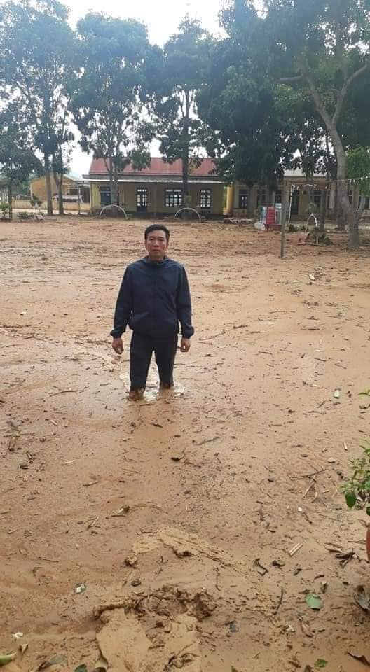 Trường học ở Quảng Trị ngập trong bùn đất dày 1m, học sinh không thể đến trường gần 3 tuần ảnh 1