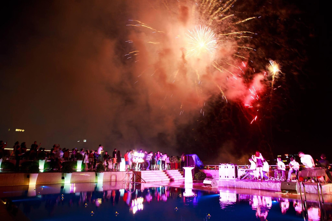 Giá đặt chỗ ngắm pháo hoa đón Giao thừa 2021 ở Hà Nội có thể lên tới gần 2 triệu đồng ảnh 2