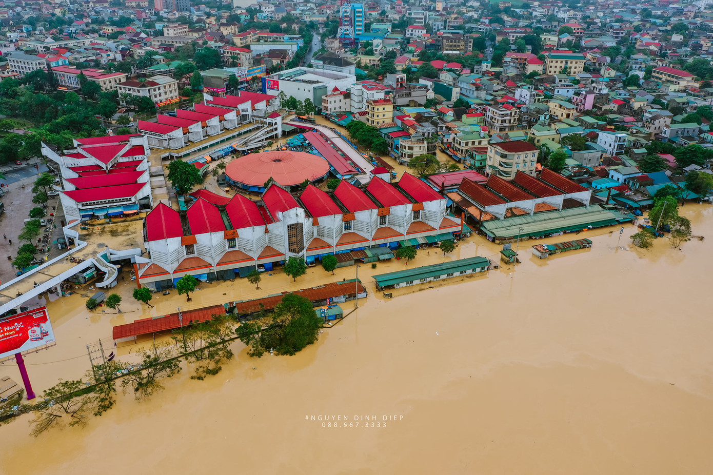 Chùm ảnh Quảng Trị ngập trong “biển” lũ chụp từ flycam: Thương lắm, miền Trung ơi! ảnh 6