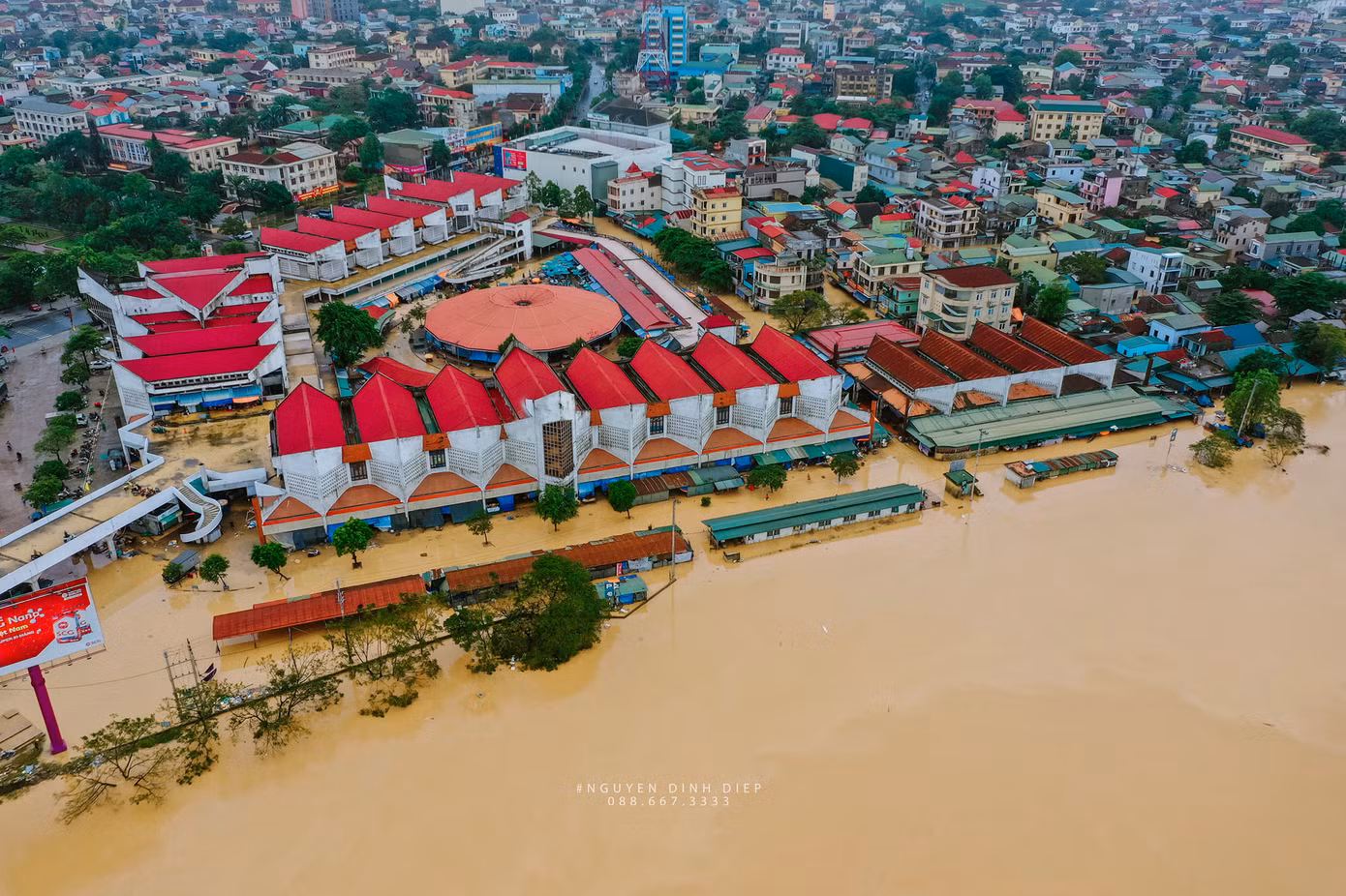 Chùm ảnh Quảng Trị ngập trong “biển” lũ chụp từ flycam: Thương lắm, miền Trung ơi! ảnh 6