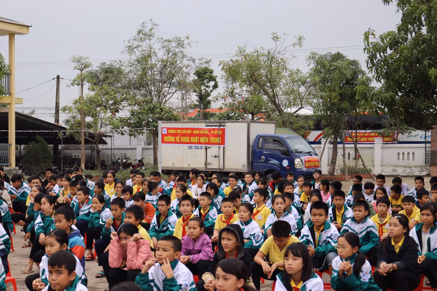 Thầy trò trường THCS Cầu Giấy (Hà Nội) chung tay ủng hộ “khúc ruột” miền Trung ảnh 6