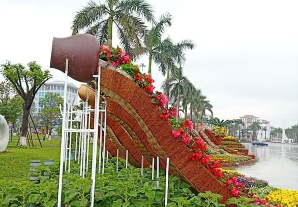 Biểu tượng hoa ngày Tết tại Quảng Nam bị dân mạng chê là “nhạy cảm” đã được chỉnh sửa ảnh 3