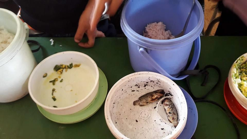 Học sinh nói thèm cơm, thầy giáo vùng cao vét sạch tiền trong túi đáp ứng mong ước của trò ảnh 3