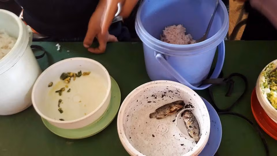 Học sinh nói thèm cơm, thầy giáo vùng cao vét sạch tiền trong túi đáp ứng mong ước của trò ảnh 3