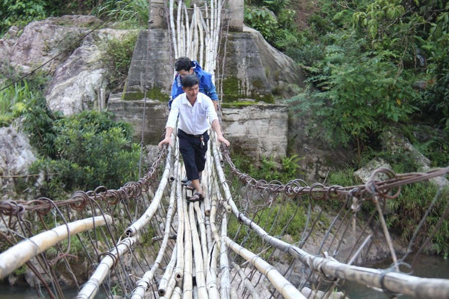 Học sinh nói thèm cơm, thầy giáo vùng cao vét sạch tiền trong túi đáp ứng mong ước của trò ảnh 2