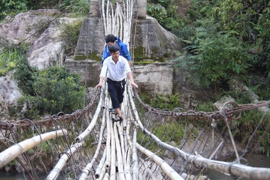 Học sinh nói thèm cơm, thầy giáo vùng cao vét sạch tiền trong túi đáp ứng mong ước của trò ảnh 2