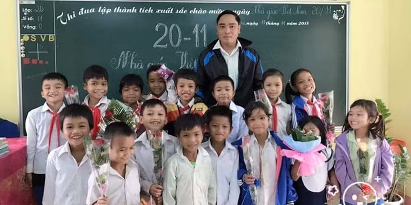 Học sinh nói thèm cơm, thầy giáo vùng cao vét sạch tiền trong túi đáp ứng mong ước của trò ảnh 1