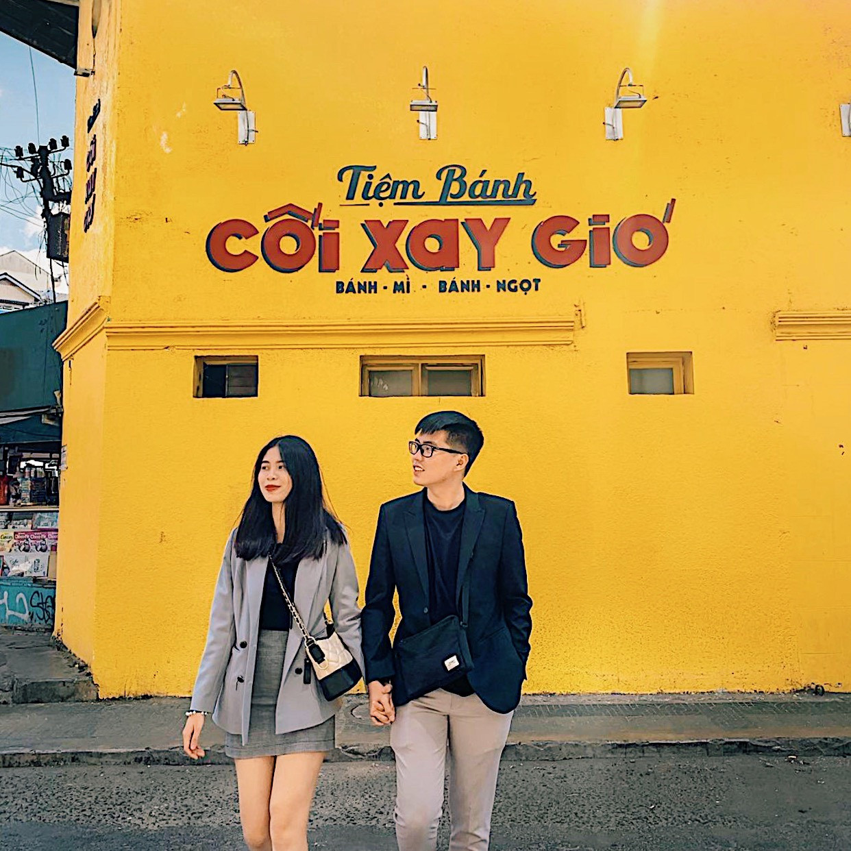 Bức tường vàng của Tiệm bánh Cối Xay Gió là địa điểm "check-in" quen thuộc mà du khách tới Đà Lạt thường ghé thăm. Ảnh tổng hợp từ Internet Bức tường vàng “huyền thoại” của tiệm bánh Cối Xay Gió ở Đà Lạt sẽ ngừng hoạt động? ảnh 3