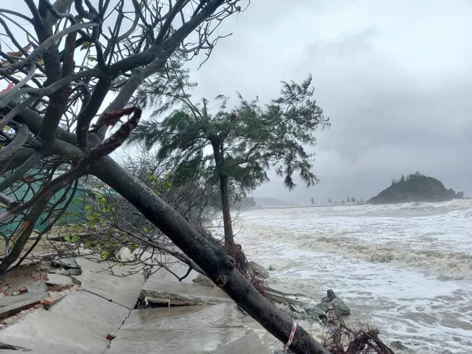 Cảnh tượng xót xa: Nhiều nơi tại Nghệ An ngập sâu trong nước lũ, khu vực biển bị sập bờ kè ảnh 16