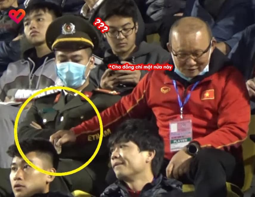 Hành động dễ thương của HLV Park Hang Seo: Chia thanh kẹo cho cán bộ an ninh ngồi cạnh ảnh 1