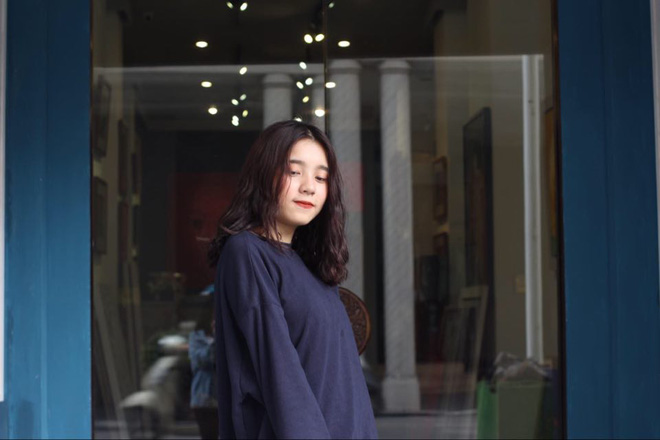 Cô nàng thủ khoa khối D1 đang gây sốt: Gương mặt xinh lung linh, học hành siêu đỉnh! ảnh 1