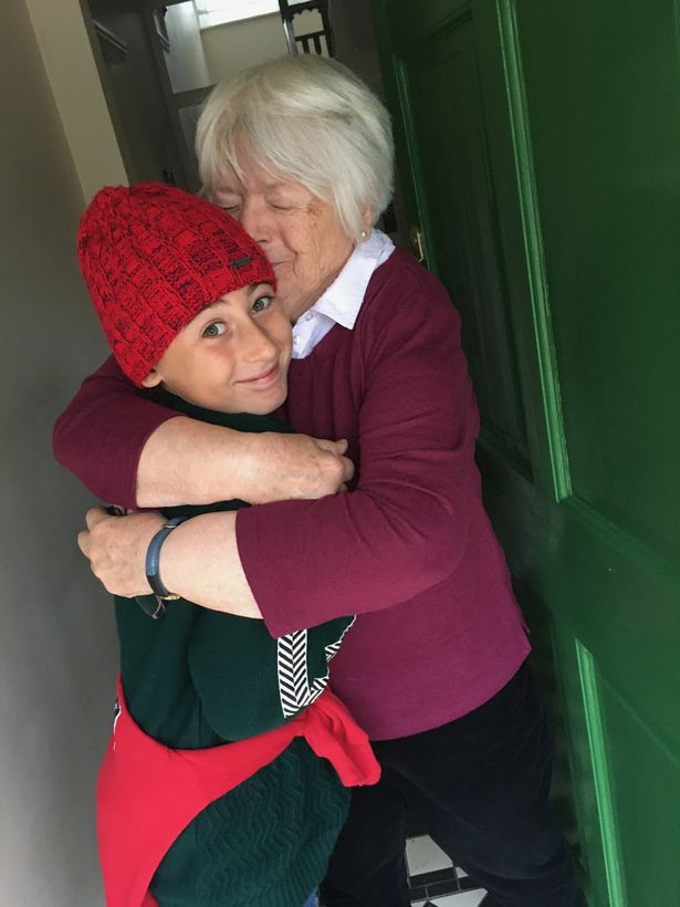 Ý: Cậu bé 11 tuổi đi bộ 1.700 dặm trong 93 ngày để được gặp bà ngoại của mình ảnh 2