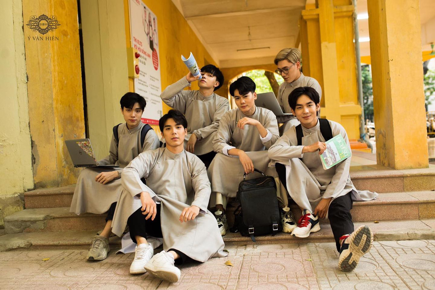 Ai bảo con trai mặc áo dài là không đẹp thì xem ngay bộ ảnh này, chắc chắn sẽ nghĩ khác! ảnh 6