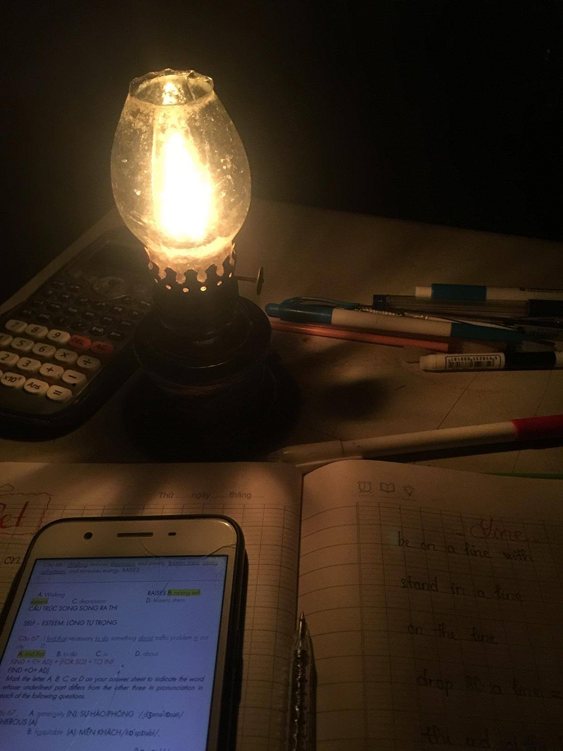 Teen miền Trung: Ngồi ôn bài mà nước ngập tới đầu gối chưa biết khi nào mới trở lại trường ảnh 3