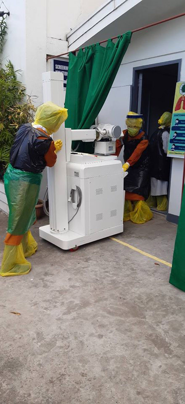  Thiếu thiết bị vật tư y tế, đội ngũ y bác sĩ phải tự chế đồ bảo hộ từ... túi đựng rác ảnh 4