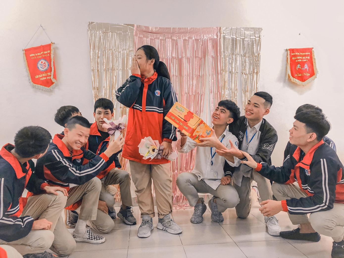 Nam sinh THPT Hồng Đức (Hưng Yên) với màn tặng quà có "1-0-2". (Ảnh: Cậu Giang) Những món quà của “hội nam sinh lớp người ta“: Từ chất phát ngất tới siêu lầy lội! ảnh 3
