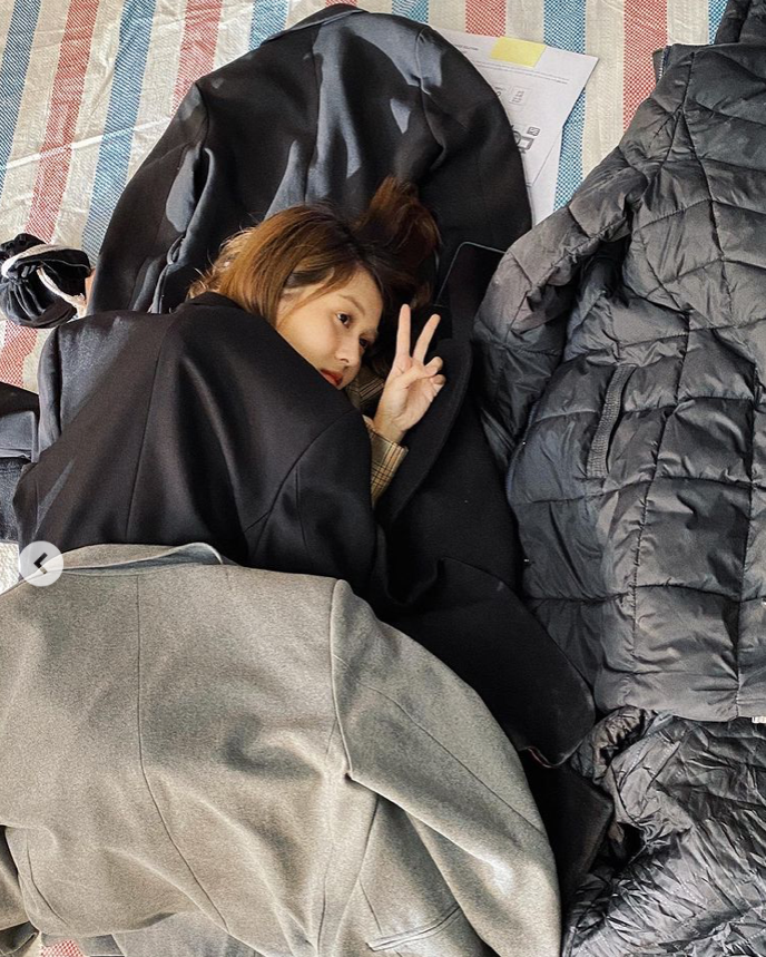 Hậu Hoàng hé lộ sắp ra sản phẩm mới, đăng loạt ảnh hậu trường với khách mời đặc biệt ảnh 4