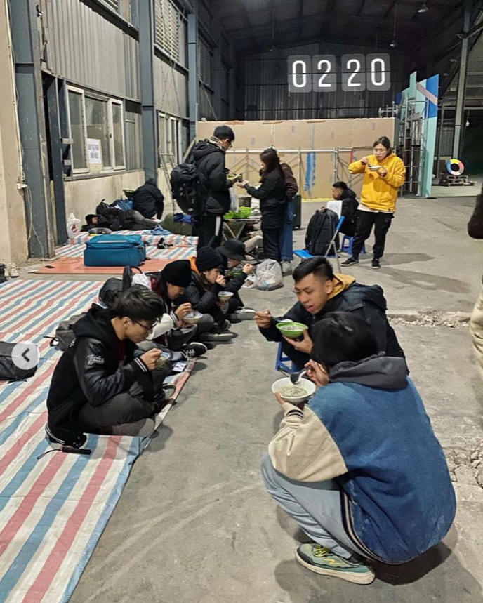 Hậu Hoàng hé lộ sắp ra sản phẩm mới, đăng loạt ảnh hậu trường với khách mời đặc biệt ảnh 5