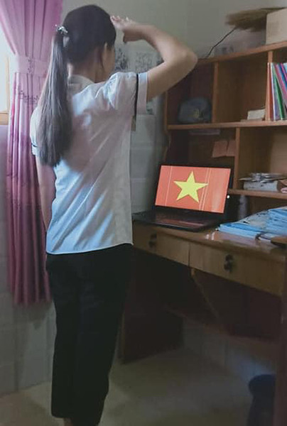 Học online ở nhà, teen Bình Phước vẫn đồng phục chỉnh tề, chào cờ trực tuyến ảnh 4