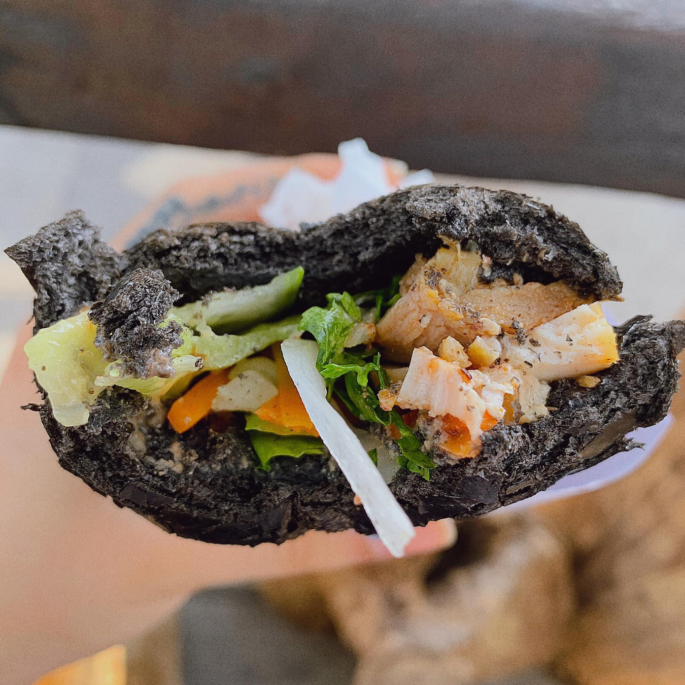 Giới trẻ thích thú “check-in” món bánh mì đen như than gây tò mò ở Quảng Ninh ảnh 4