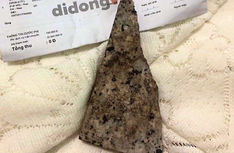 Góc cảnh báo: Hết bị tráo thành cục đá, iPhone 12 lại “hô biến” thành... bút chì màu ảnh 2