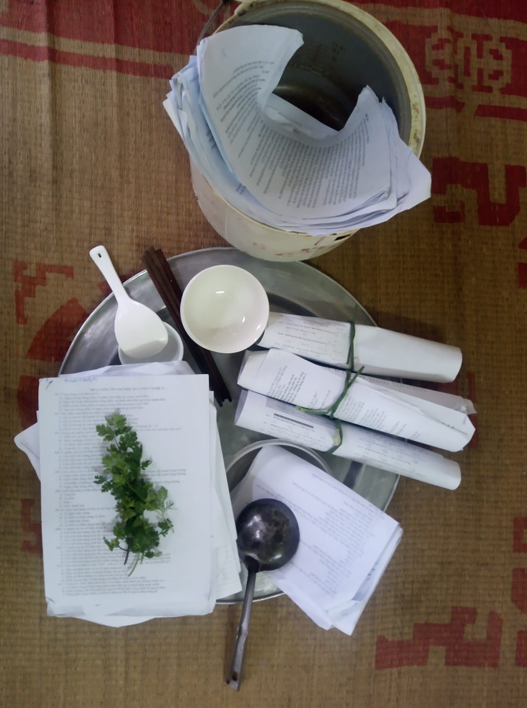 Loạt ảnh mùa thi của teen: “Choáng” với lịch sử tìm kiếm trên web, “tậu” đôi giày Hoá học ảnh 3