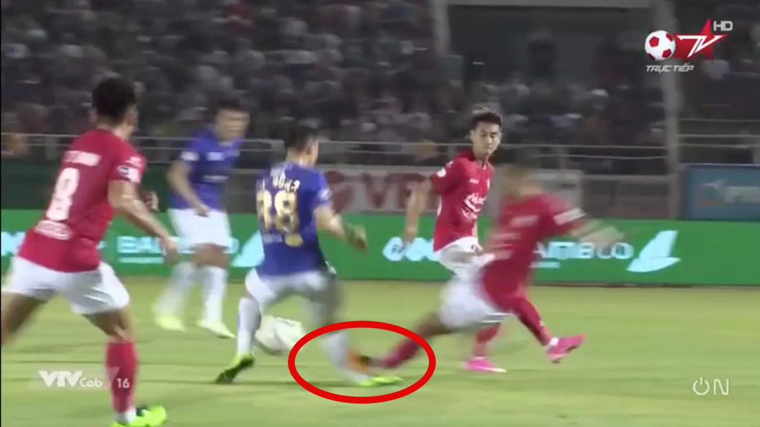 Hùng Dũng bị phạm lỗi kinh hoàng khiến thầy Park lao xuống sân, ai xem clip cũng rùng mình ảnh 1