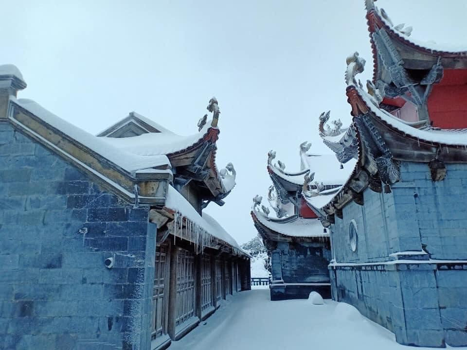 Tuyết rơi phủ dày trên đỉnh Fansipan (Lào Cai), khung cảnh đẹp tựa như phim cổ trang ảnh 1