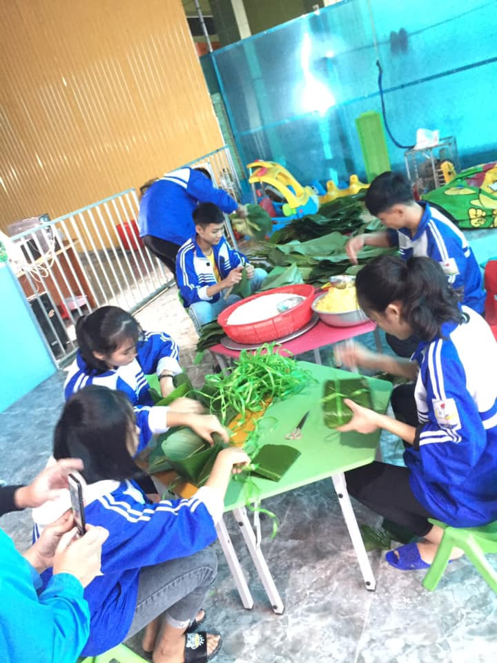 Nghệ An: Teen cùng thầy cô thức trắng đêm gói bánh chưng cứu trợ đồng bào miền Trung ảnh 3