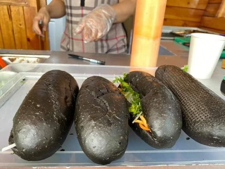 Giới trẻ thích thú “check-in” món bánh mì đen như than gây tò mò ở Quảng Ninh ảnh 7
