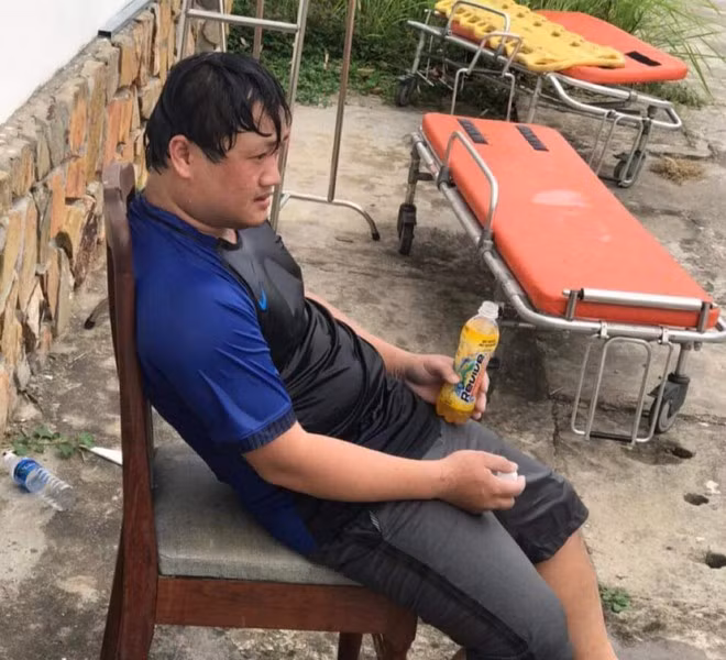 Xót xa hình ảnh các y, bác sĩ tại Đà Nẵng làm việc tới kiệt sức phải truyền nước ảnh 3