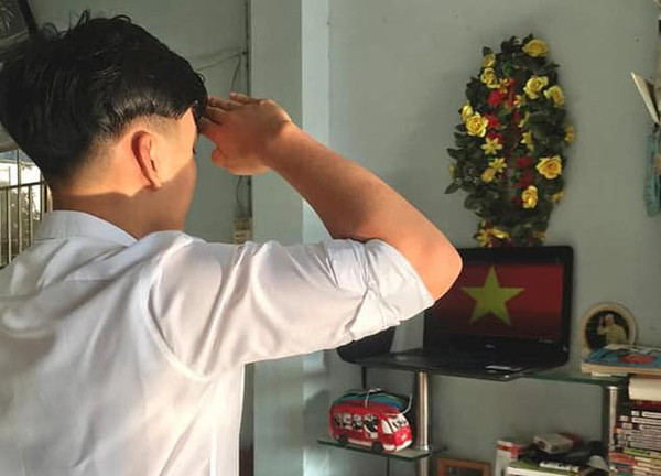 Học online ở nhà, teen Bình Phước vẫn đồng phục chỉnh tề, chào cờ trực tuyến ảnh 9