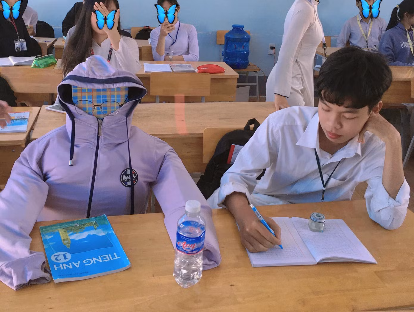 Bạn cùng bàn nghỉ học thì làm gì để đỡ trống trải? Sáng kiến áp dụng được cả với hội F.A! ảnh 1