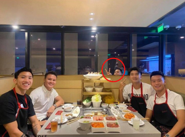 Thanh niên bỗng chiếm “spotlight” khi xuất hiện trên Instagram cùng dàn cầu thủ nổi tiếng ảnh 1