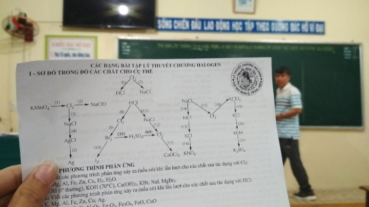 Giáo viên lồng tên mình vào bài tập Hóa vì sợ lâu ngày không gặp, trò quên tên thầy ảnh 1