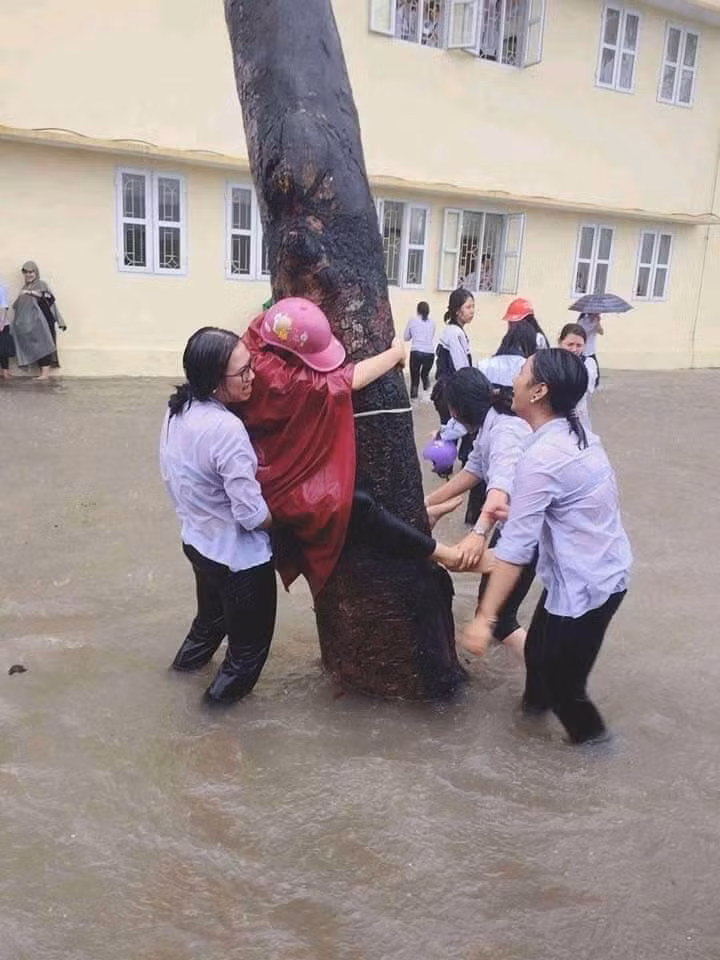Nhiều teen vô tư nô đùa giữa trời mưa lớn, nước ngập tới đầu gối khiến dân mạng lo lắng ảnh 1