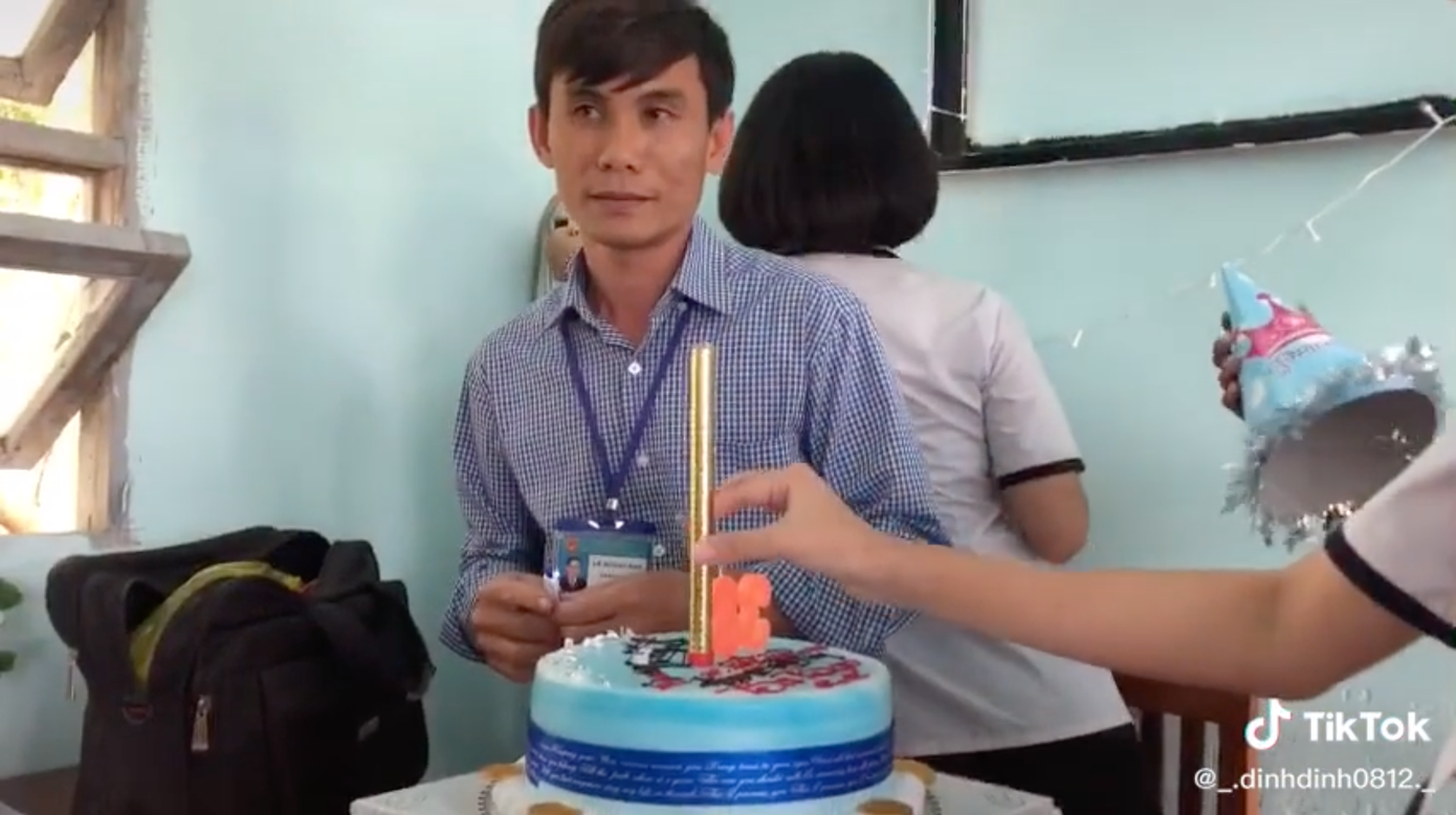 Thầy giáo đáng yêu nhất tháng 12: Mượn chăn của học sinh, vừa trùm kín người vừa giảng bài ảnh 5