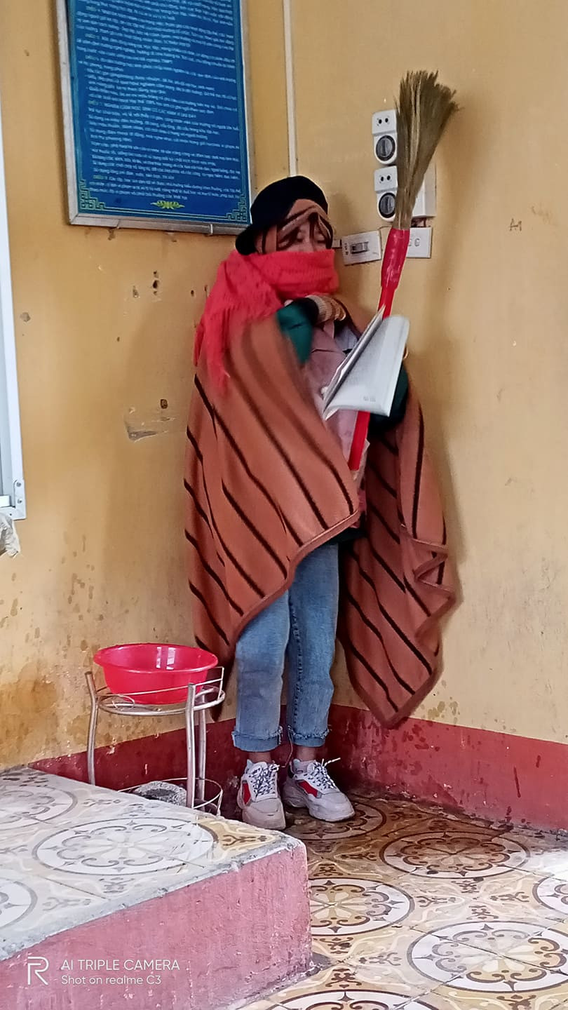 Thầy giáo đáng yêu nhất tháng 12: Mượn chăn của học sinh, vừa trùm kín người vừa giảng bài ảnh 1