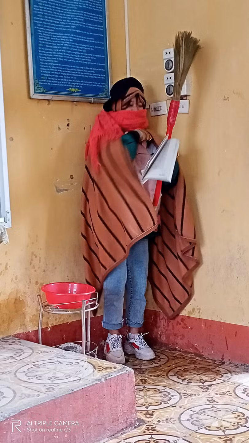 Thầy giáo đáng yêu nhất tháng 12: Mượn chăn của học sinh, vừa trùm kín người vừa giảng bài ảnh 1