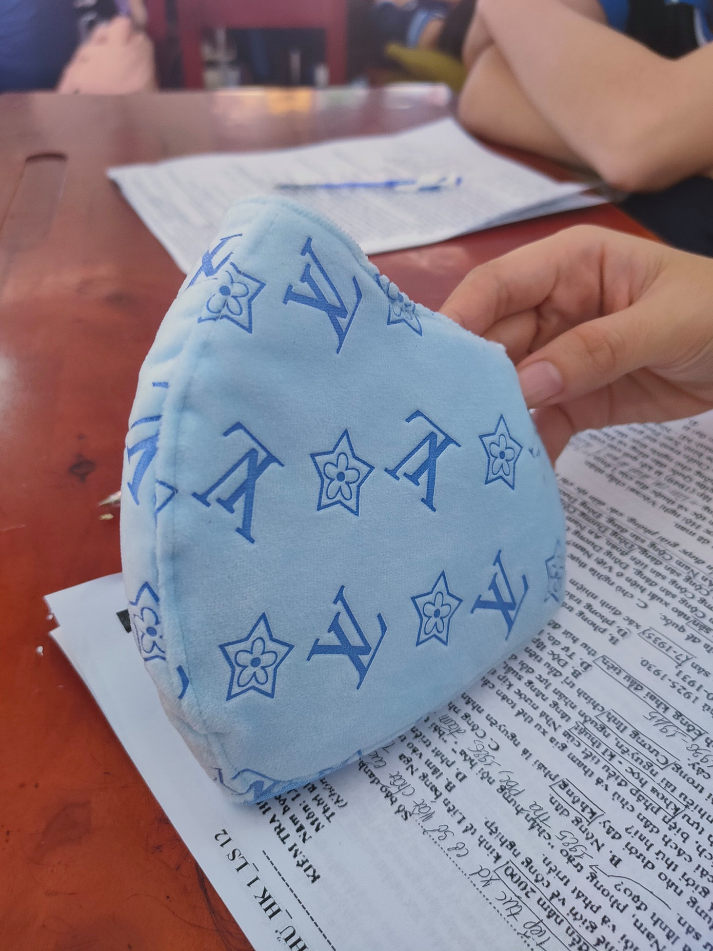 Chỉ cần nhìn họa tiết in trên khẩu trang, dân tình phát hiện ra ngay là “rich-kid” đi học! ảnh 2