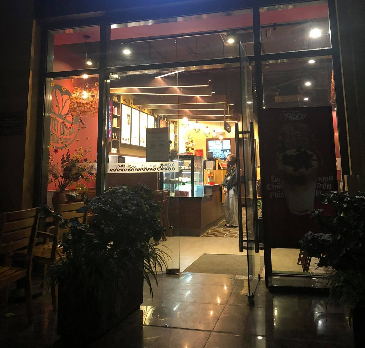 Nhà hàng, quán ăn phục vụ trong nhà ở Hà Nội vẫn được hoạt động nếu đảm bảo giãn cách ảnh 2