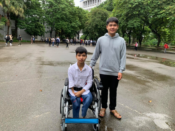 Nam sinh 10 năm cõng bạn đến trường “hộ tống” bạn thân đi khai giảng ĐH Bách Khoa Hà Nội ảnh 3