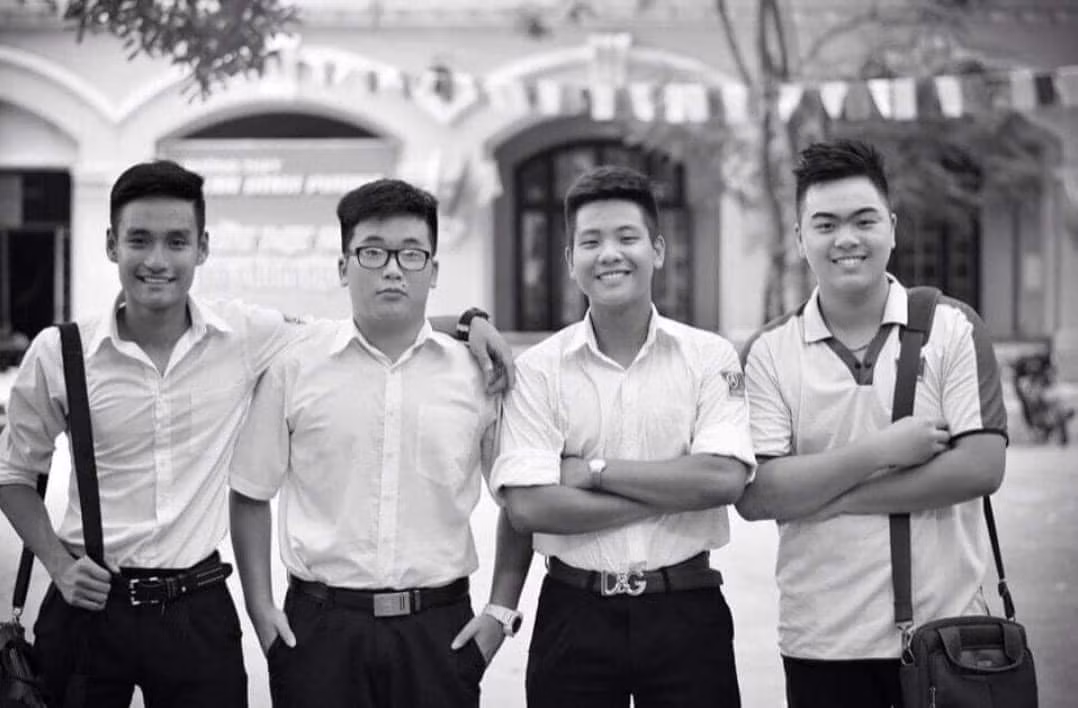 Những bức ảnh hiếm hoi của Quân A.P từ thời học phổ thông: Fan “thở phào” vì idol dậy thì thành công ảnh 2