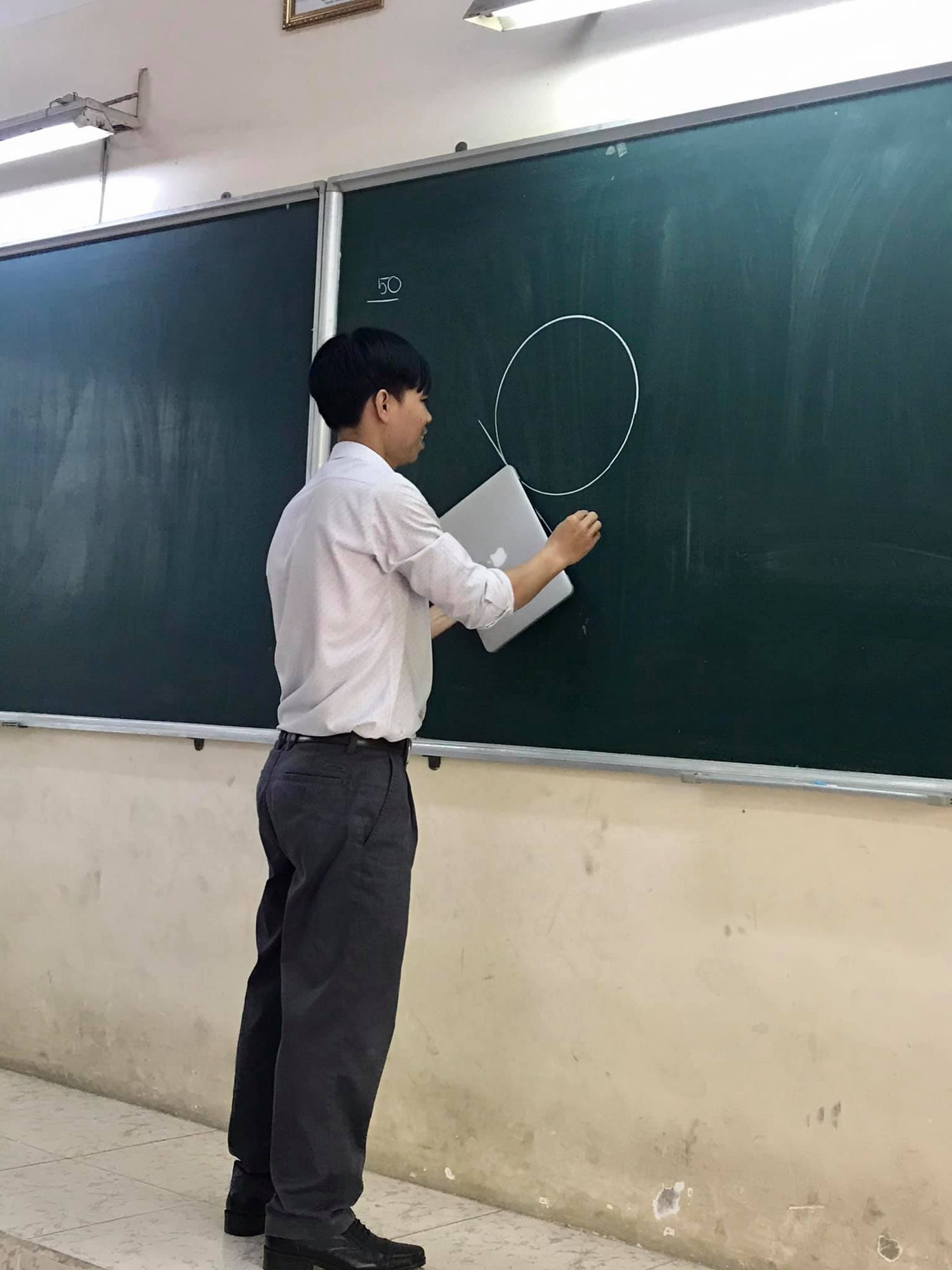 Thầy giáo chơi lớn “đu trend” cùng học sinh: Có tất cả nhưng lại thiếu thước kẻ! ảnh 1