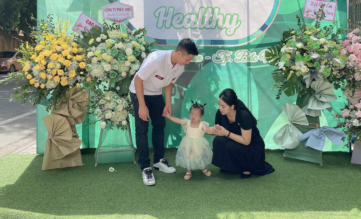 Vợ sắp cưới của Bùi Tiến Dũng khiến cư dân mạng tranh cãi khi đăng ảnh gia đình ảnh 2