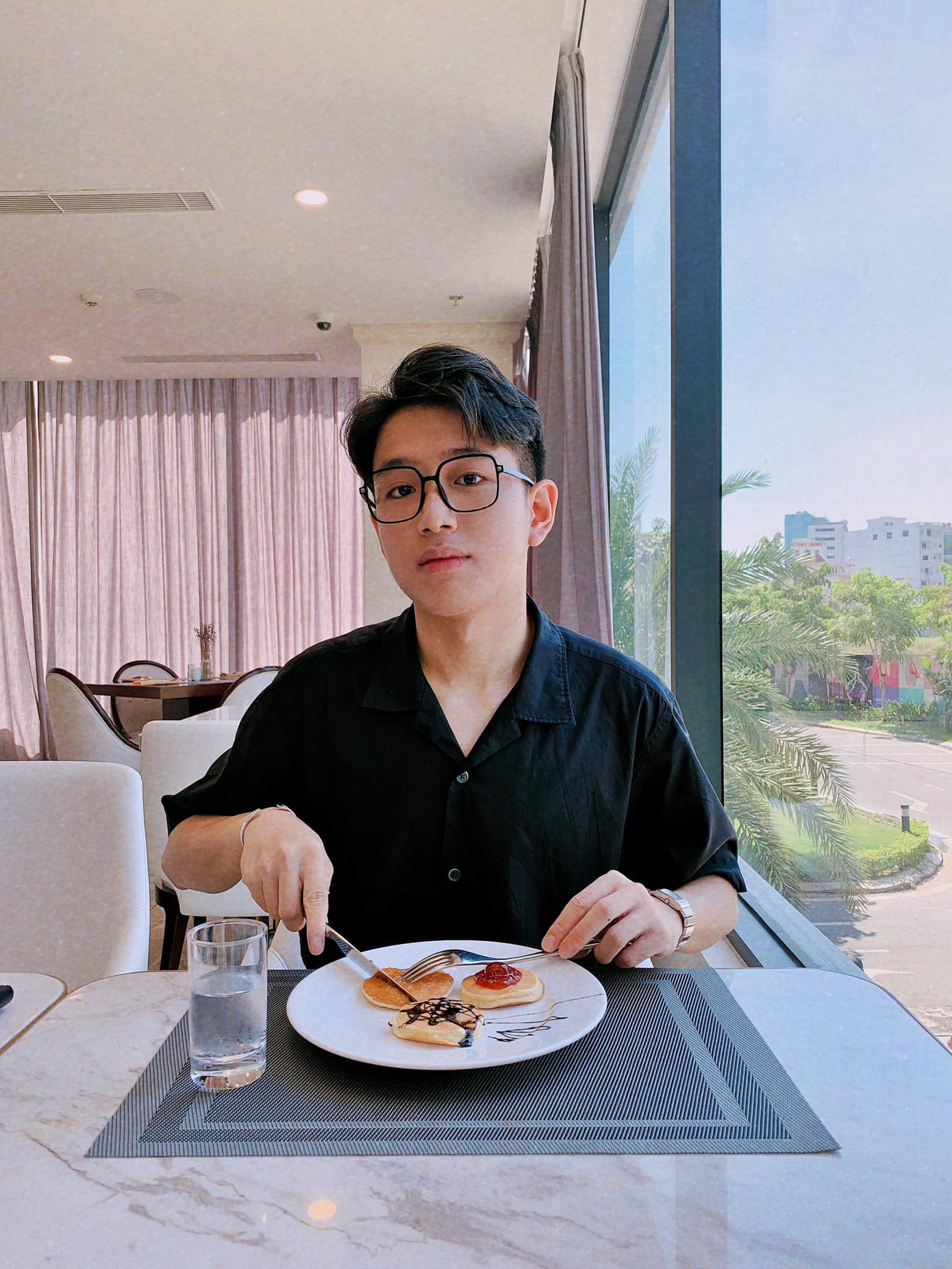 “Hotboy IELTS” Nguyễn Thiện Khiêm: Rinh học bổng RMIT, 20 tuổi xuất bản cuốn sách đầu tay ảnh 2